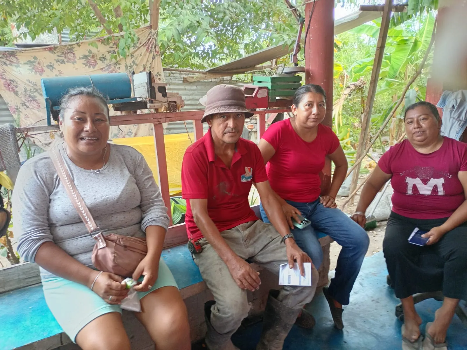 Familias conociendo los servicios de Cooperativa REDFE