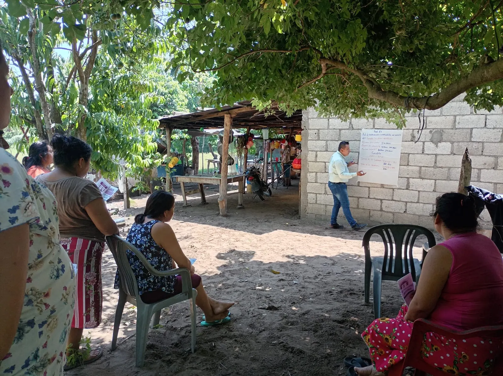 Promoción comunitaria de Cooperativa REDFE al aire libre
