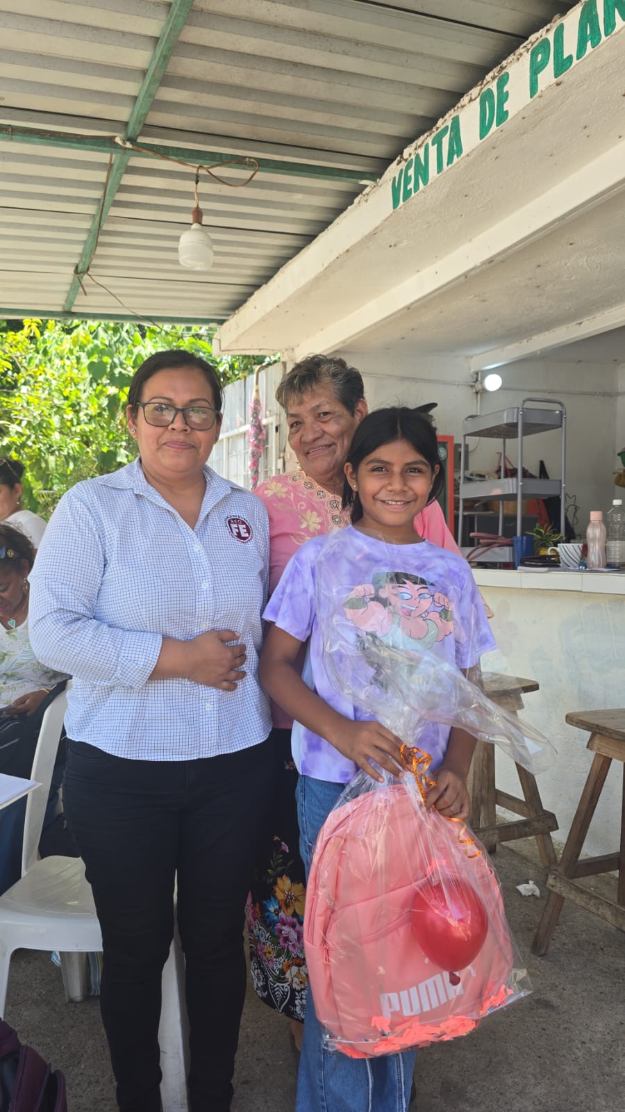 Ni&ntilde;a participante de programa comunitario REDFE