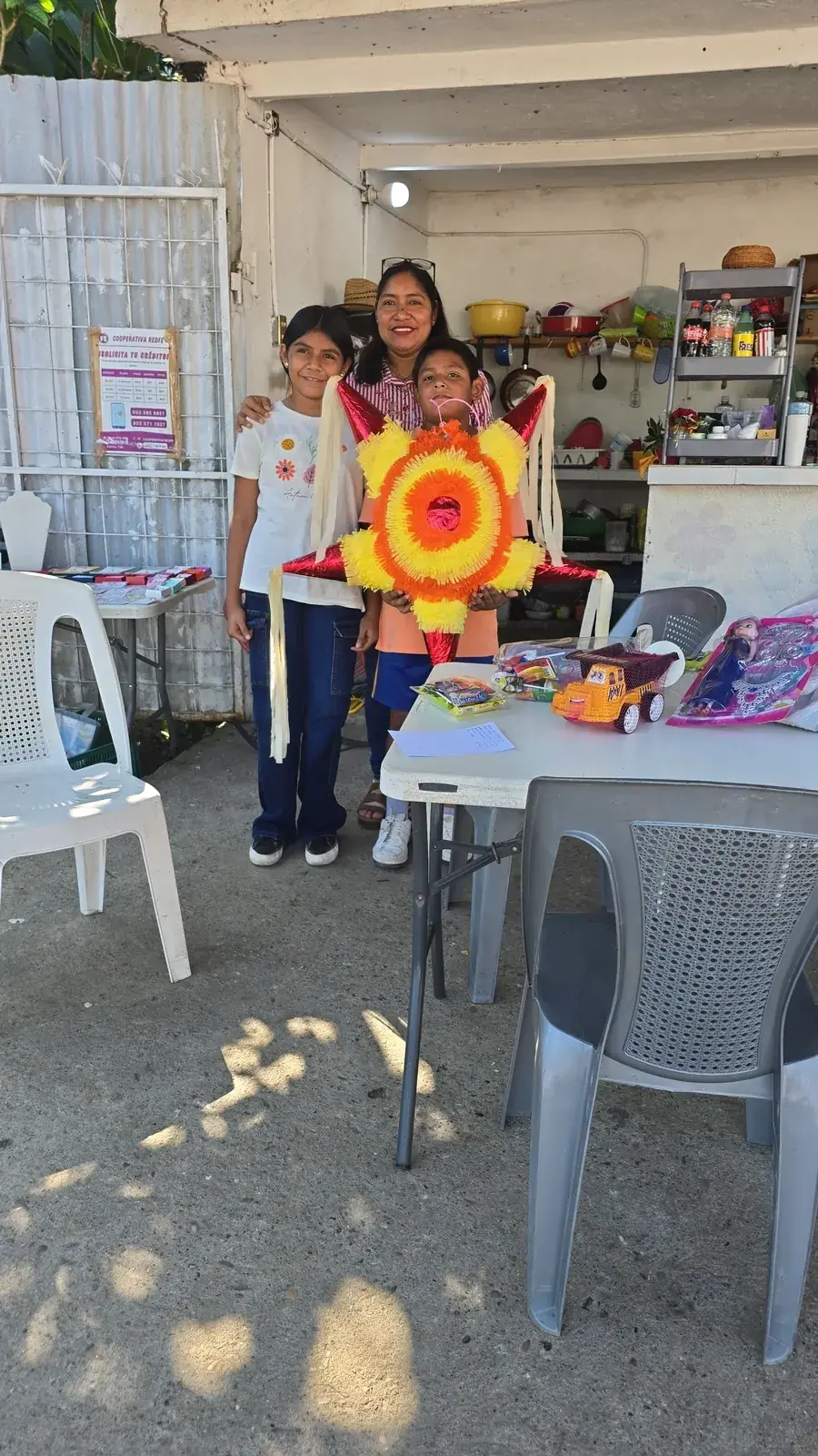 Familia participando en actividades de ahorro con REDFE