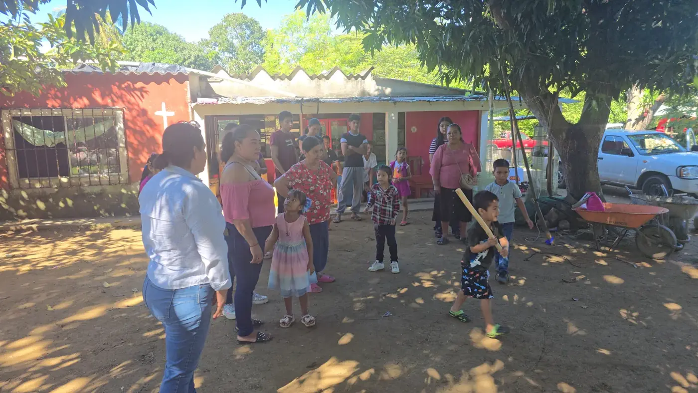 Familias participando en una actividad comunitaria de REDFE