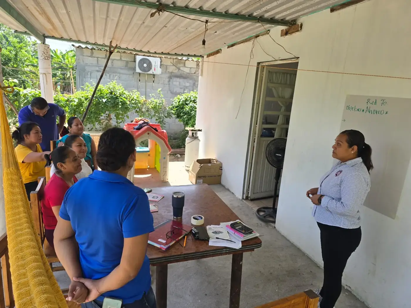 Grupo comunitario participando en educación financiera