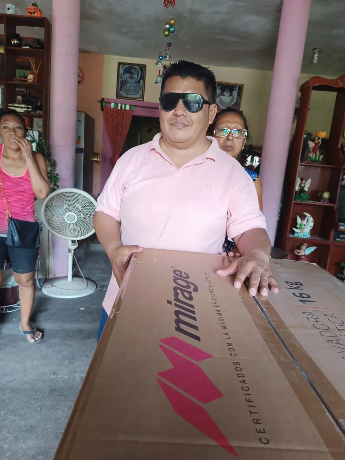 Socio durante la entrega de un art&iacute;culo para el hogar
