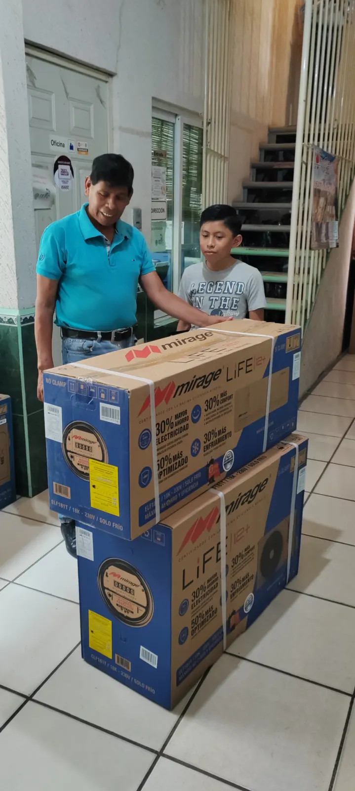 Entrega de equipos de aire acondicionado a una familia