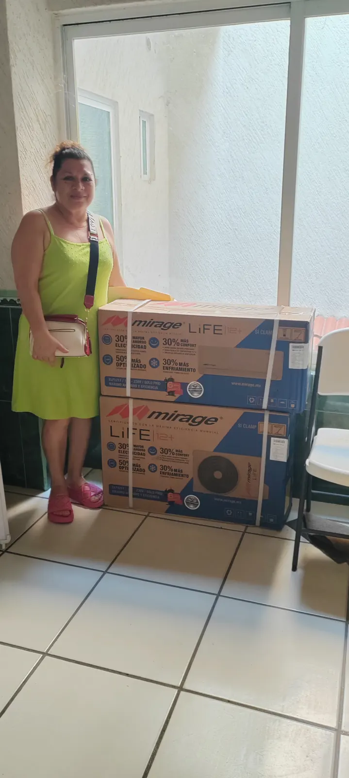 Socia junto a equipos adquiridos para mejorar su hogar