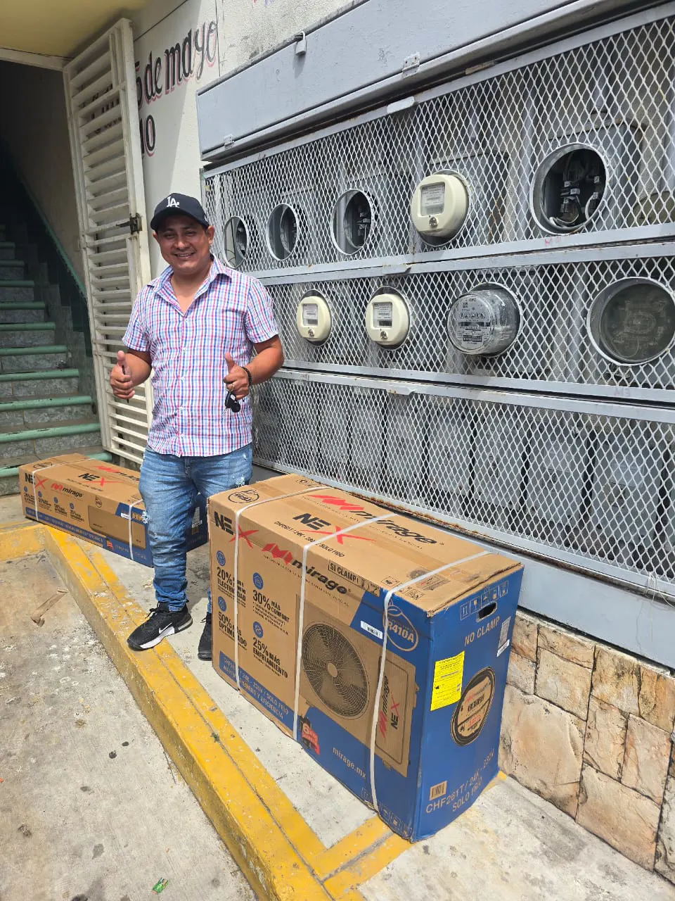 Socio durante la entrega de equipo para su hogar