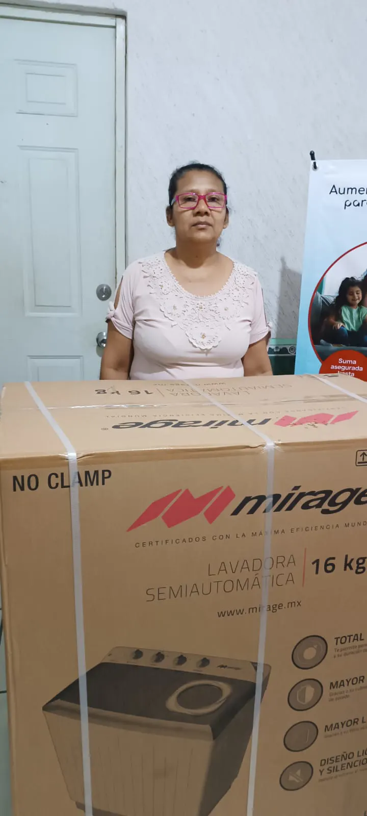 Socia durante la entrega de una lavadora