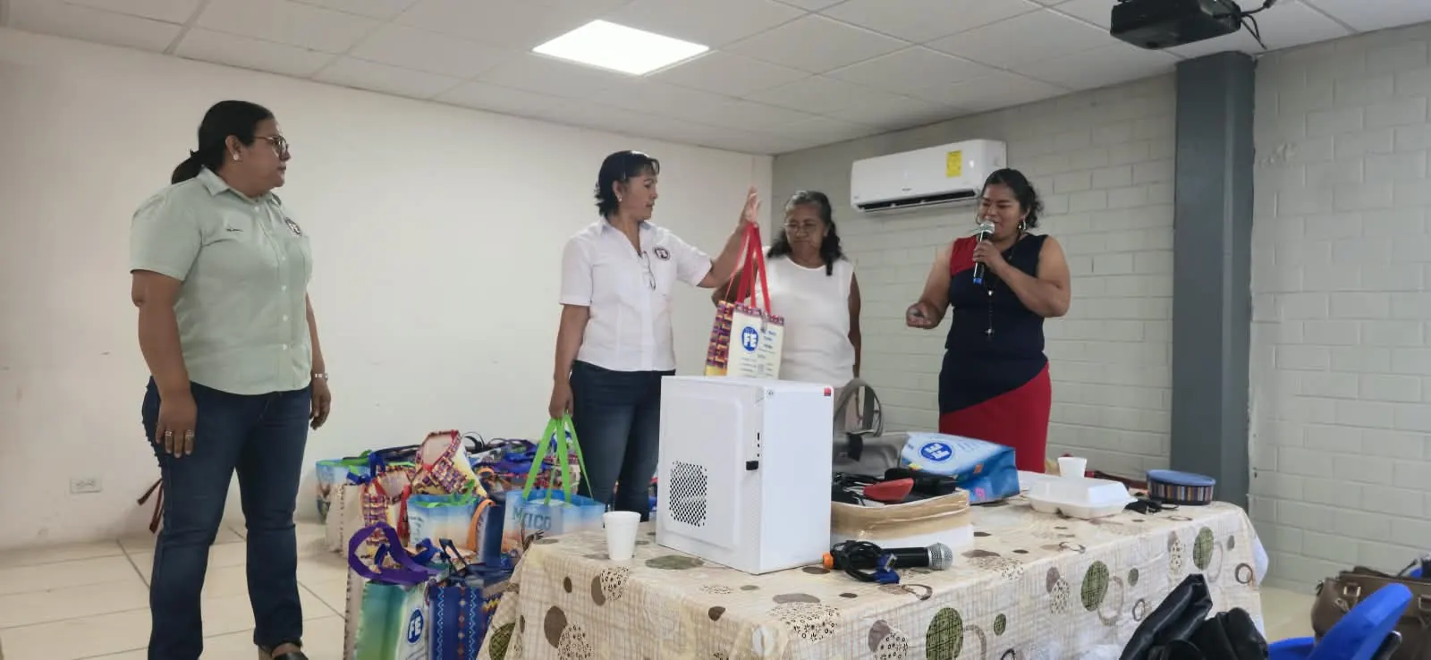 Entrega de reconocimientos a socios REDFE