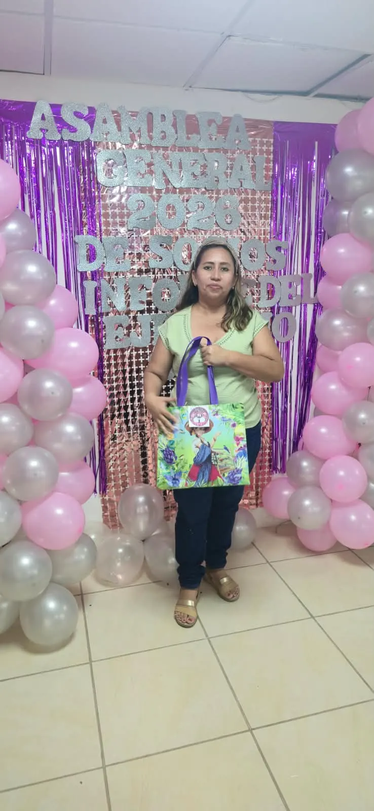 Socia REDFE con obsequio de la cooperativa