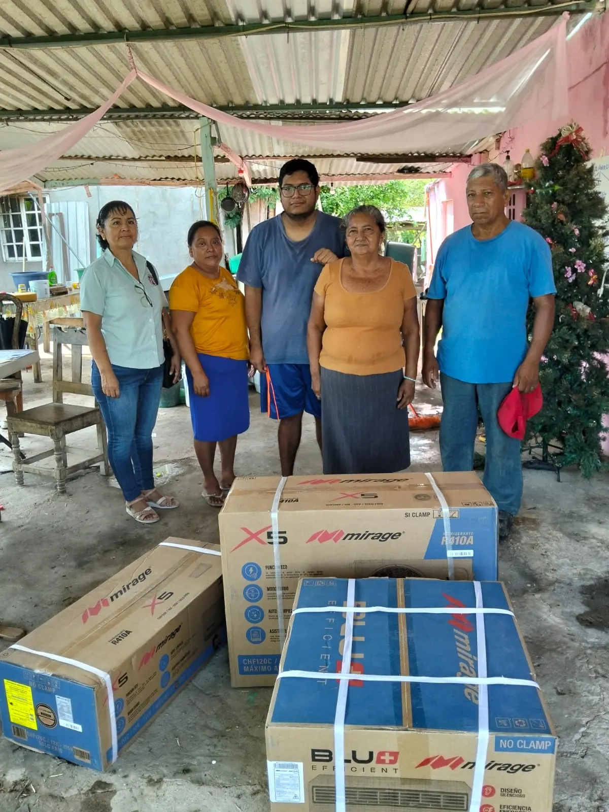 Familia beneficiaria junto a equipo REDFE