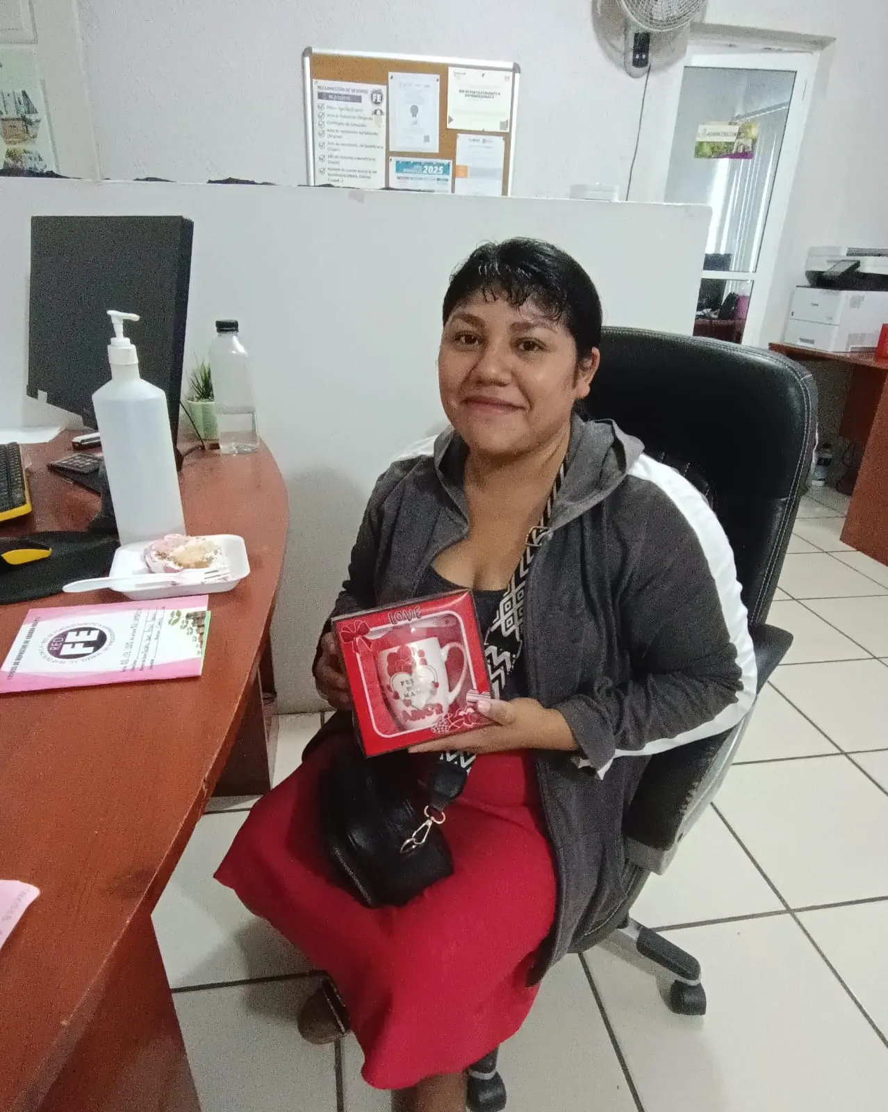 Socia REDFE en oficina